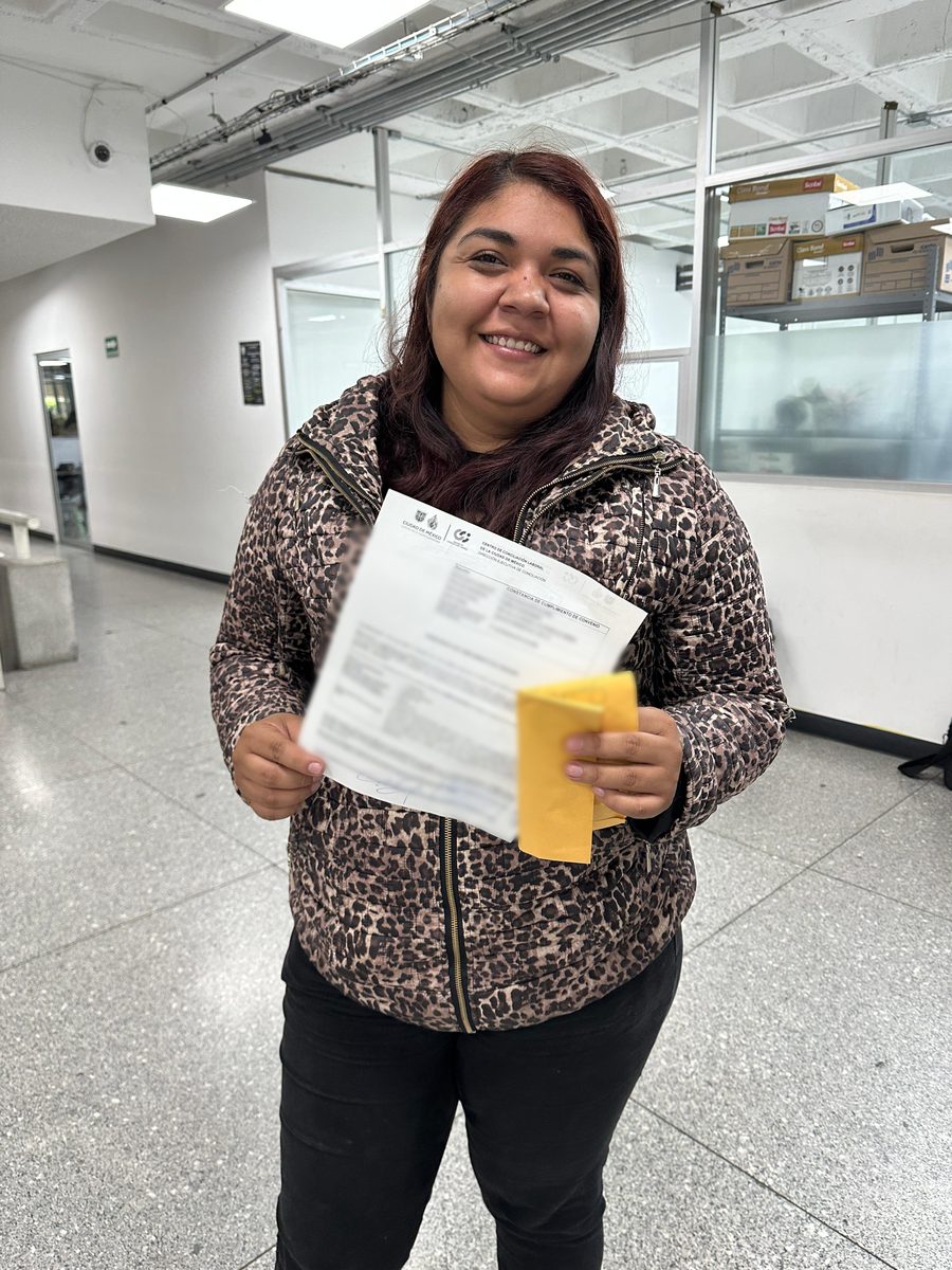 Clienta de Góngora & Asociados con el documento de su caso cerrado