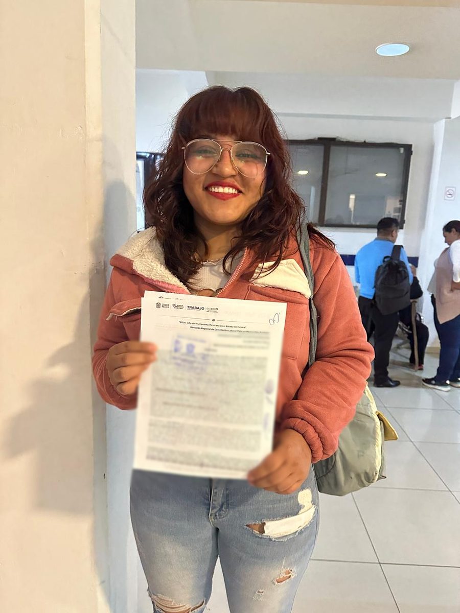 Clienta de Góngora & Asociados sonriendo con su convenio