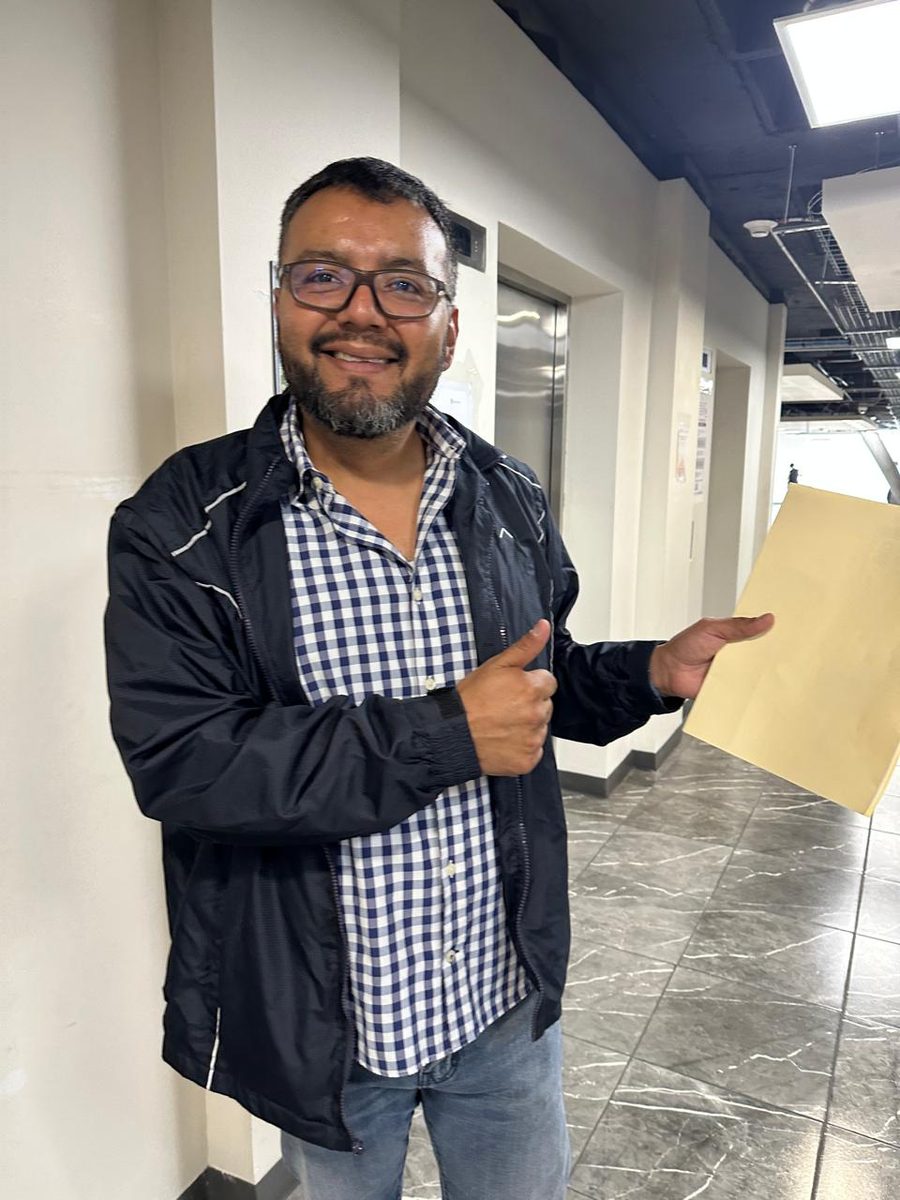 Cliente de Góngora & Asociados celebrando el cierre de su caso